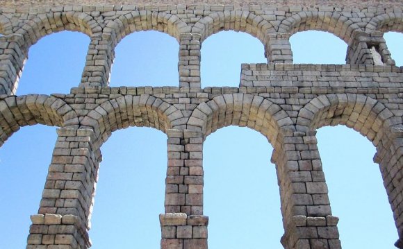 Arches in Roman architecture